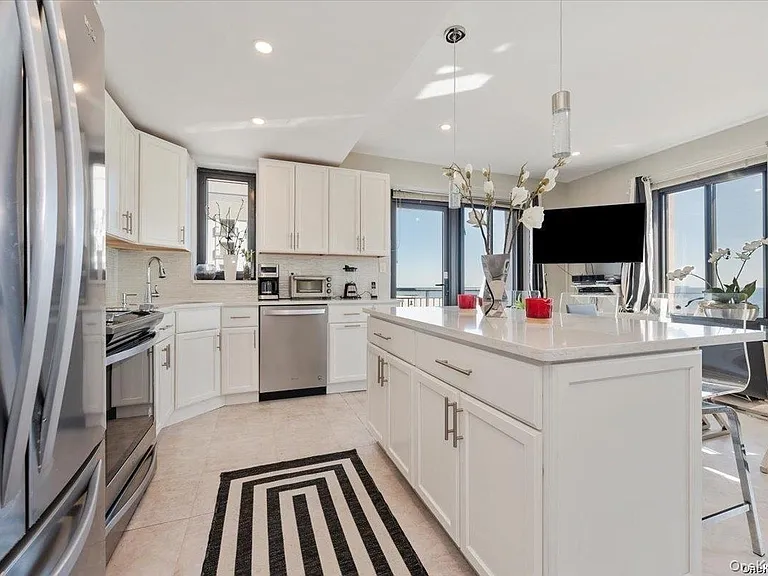 100 W Broadway #4F — Photo 9