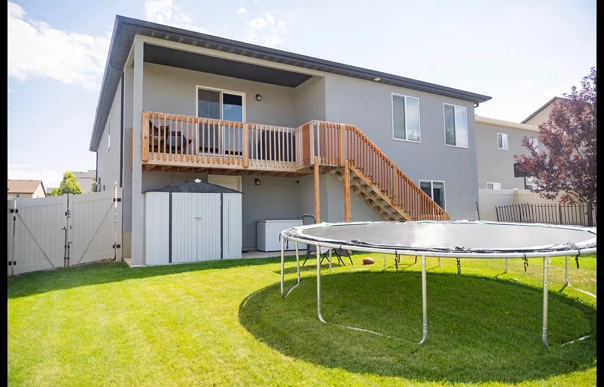 6 bed, 3280 sqft, $2,650 — Photo 2