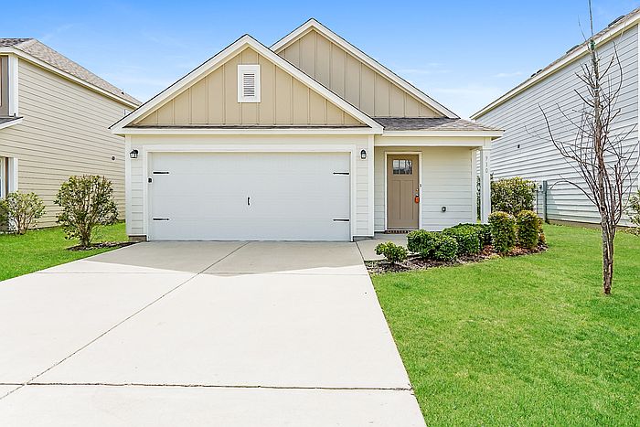 1st image of 910 Hawthorn Ln