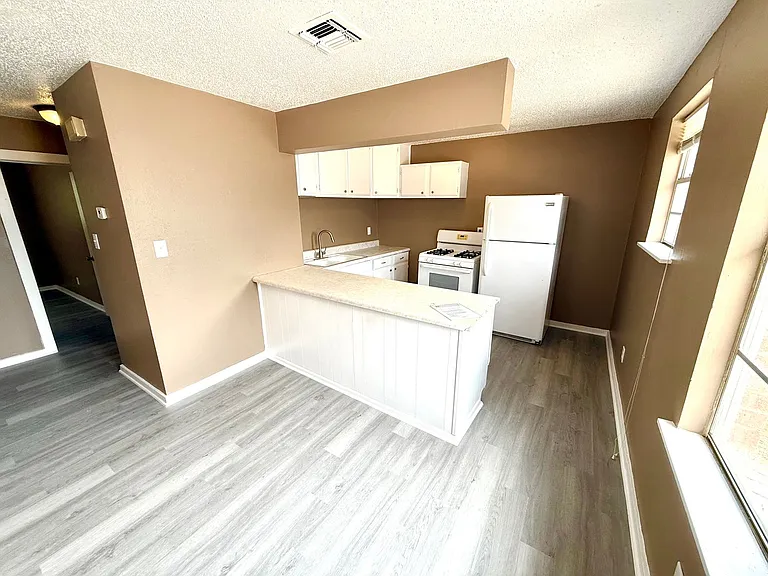 1827 E Highland Blvd — Photo 5
