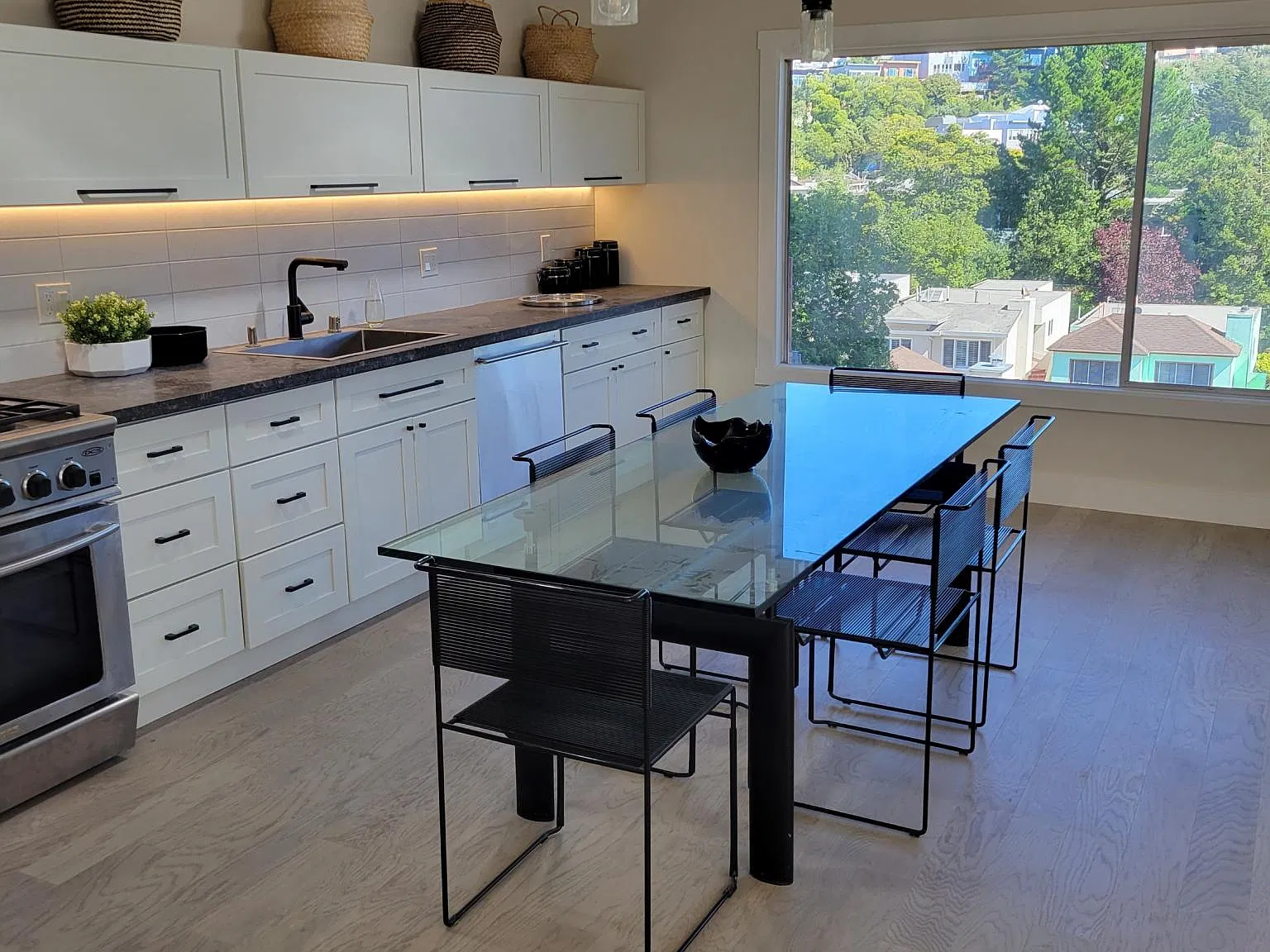 4 bed, 2100 sqft, $10,500 — Photo 2
