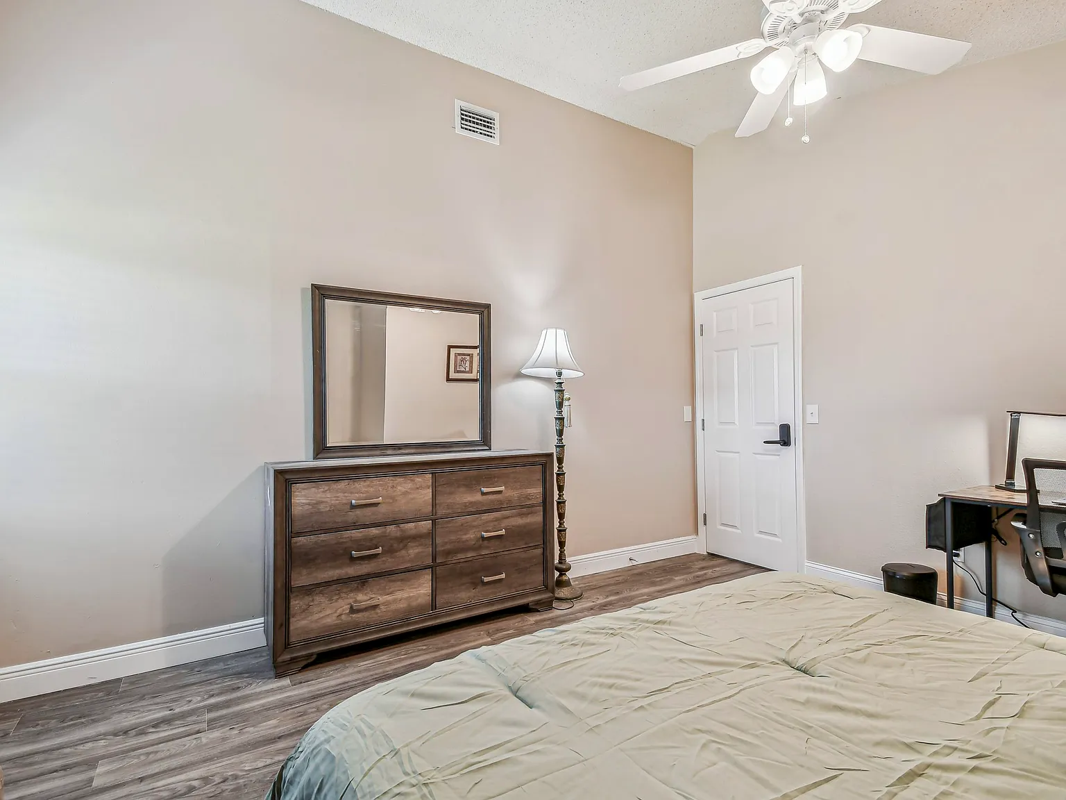 4 bed, 3.0 bath, 2292 sqft, $862 — Photo 3