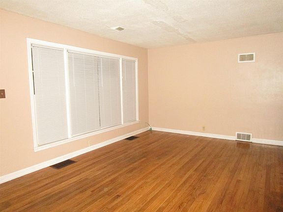 4th image of 2428 Sheffield Ave