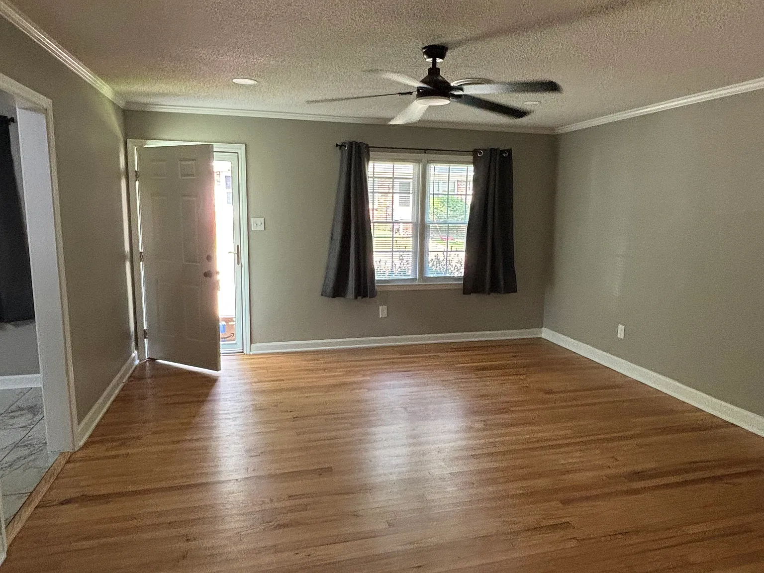 2 bed, 975 sqft, $1,400 — Photo 2