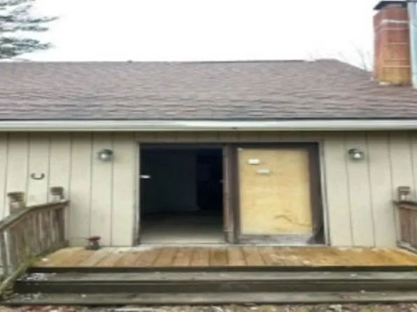 326 Fawn Lake Dr, Hawley, PA 18428