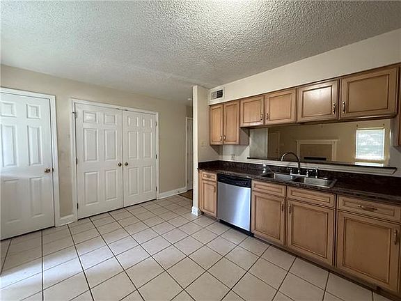 4th image of 131 Kingspoint Blvd