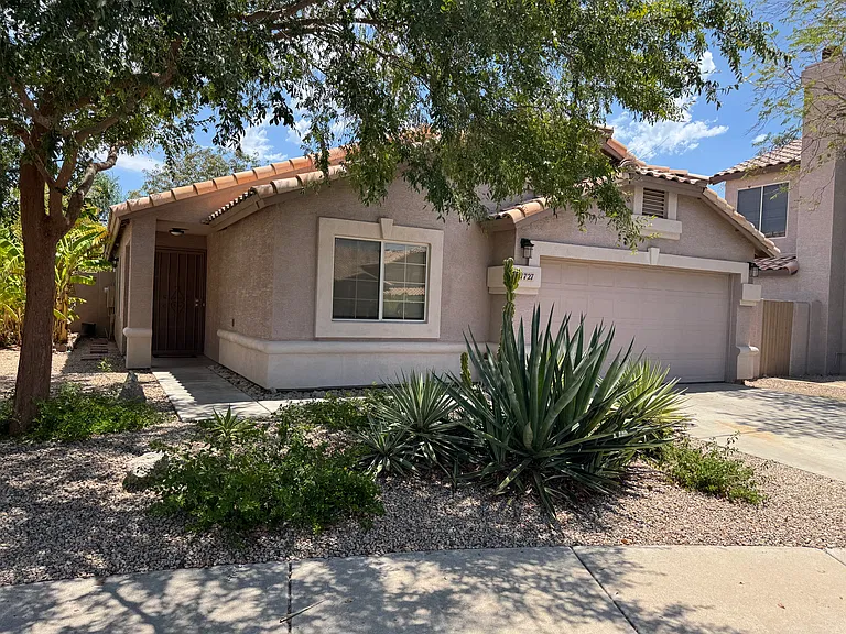 1727 E Pontiac Dr — Photo 3