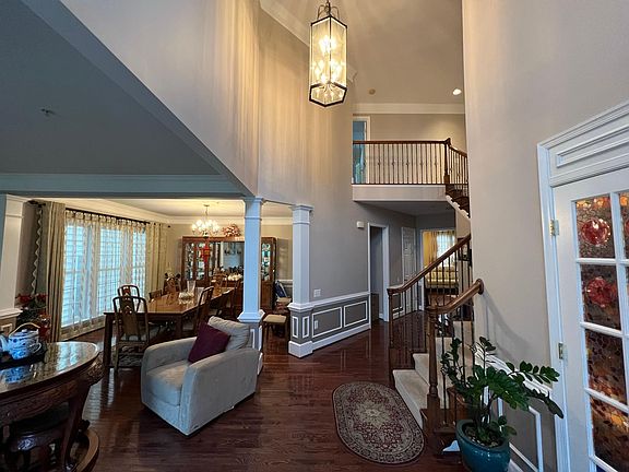 20' foyer at entrance