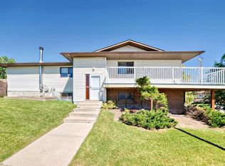131 S Ranchlands Ct NW, Calgary, AB T3G 1N8
