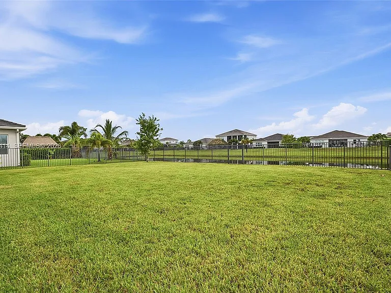 15239 Goldfinch Cir — Photo 41
