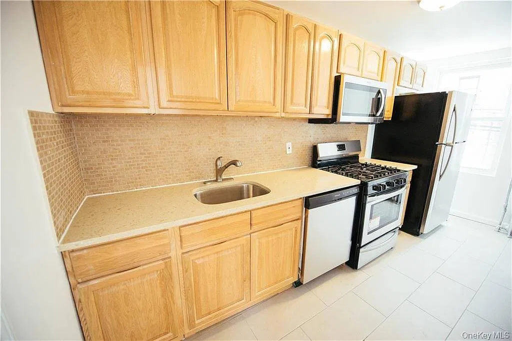 2 bed, 1.0 bath, 700 sqft, $2,996 — Photo 3