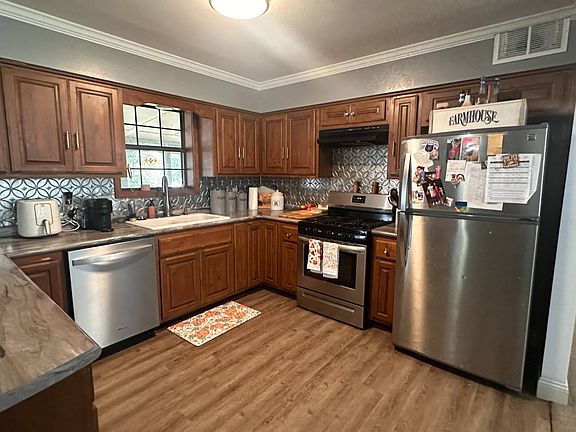 5th image of 102 E Maple St