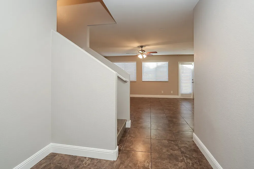 3 bed, 2.5 bath, 1912 sqft, $2,355 — Photo 4