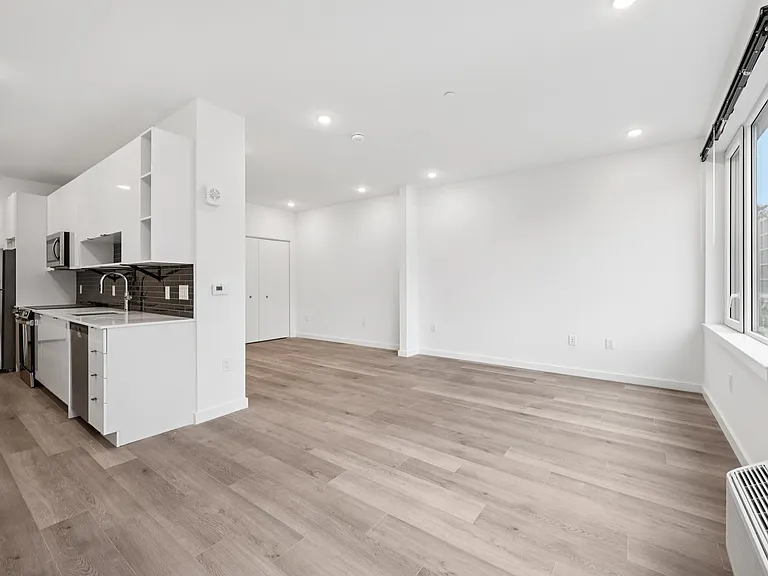 130 Monitor Street — Photo 17