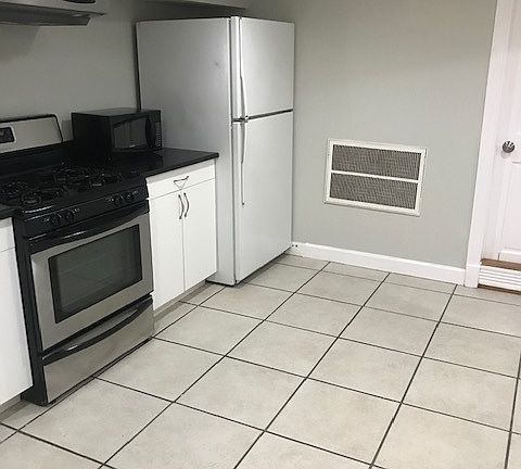 3rd image of 3046 N Leavitt St