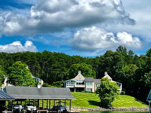 140 Island Green Cir #29-B, Penhook, VA 24137