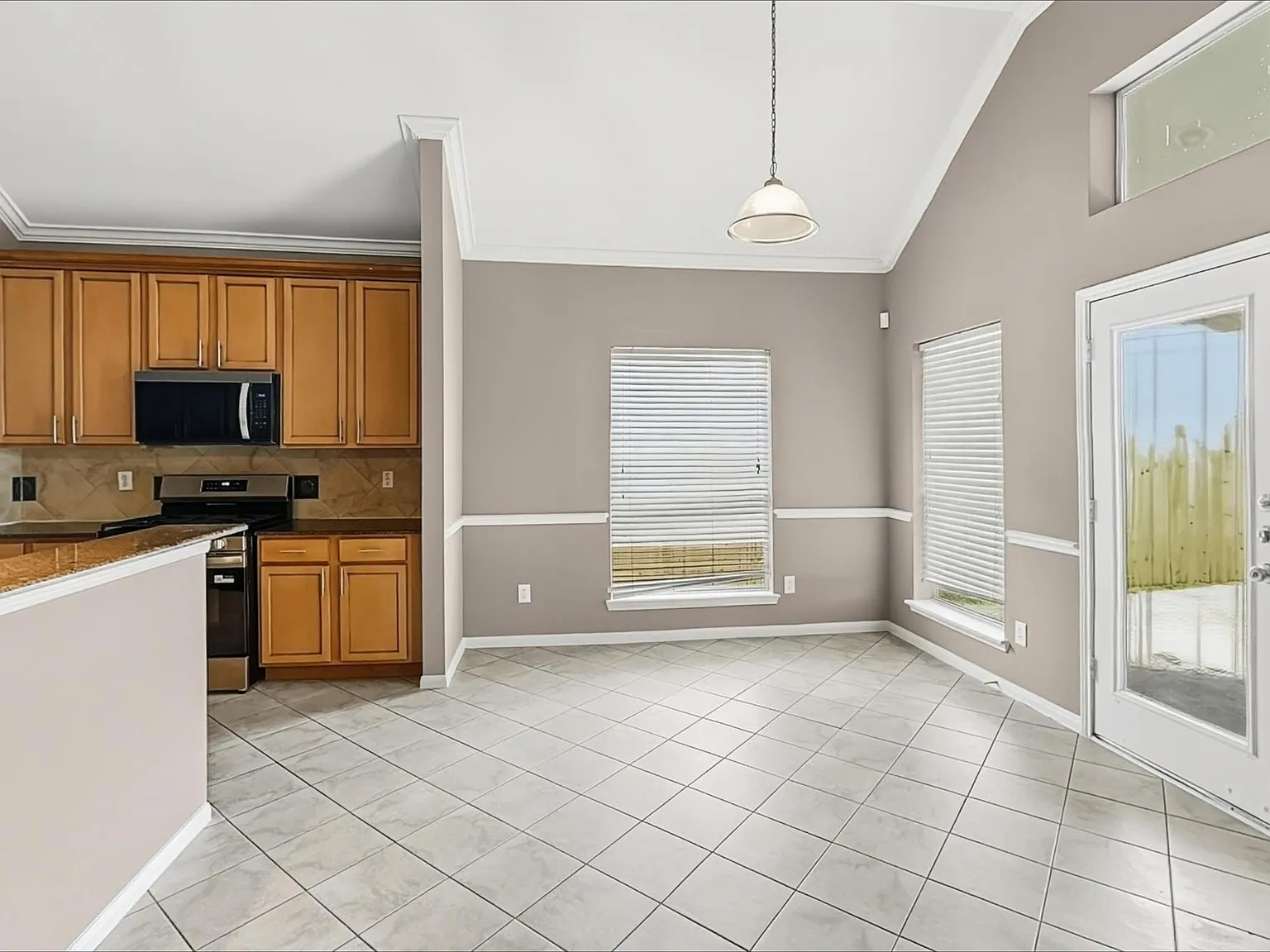 4 bed, 2.5 bath, 2771 sqft, $2,290 — Photo 4