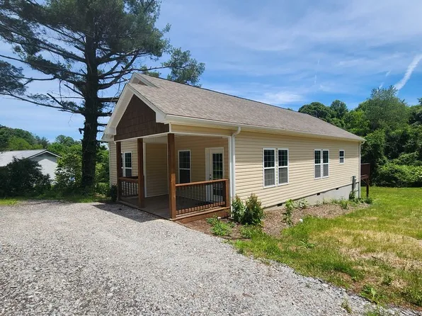68 Brevard Knoll Dr, Hendersonville, NC 28792