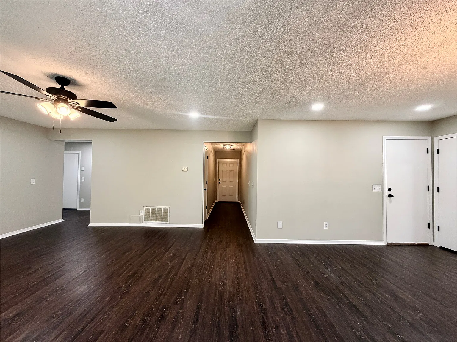 3 bed, 2.0 bath, 1373 sqft, $1,795 — Photo 3