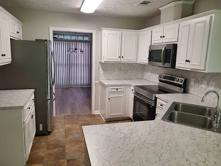 8007 Creekland Dr — Photo 2
