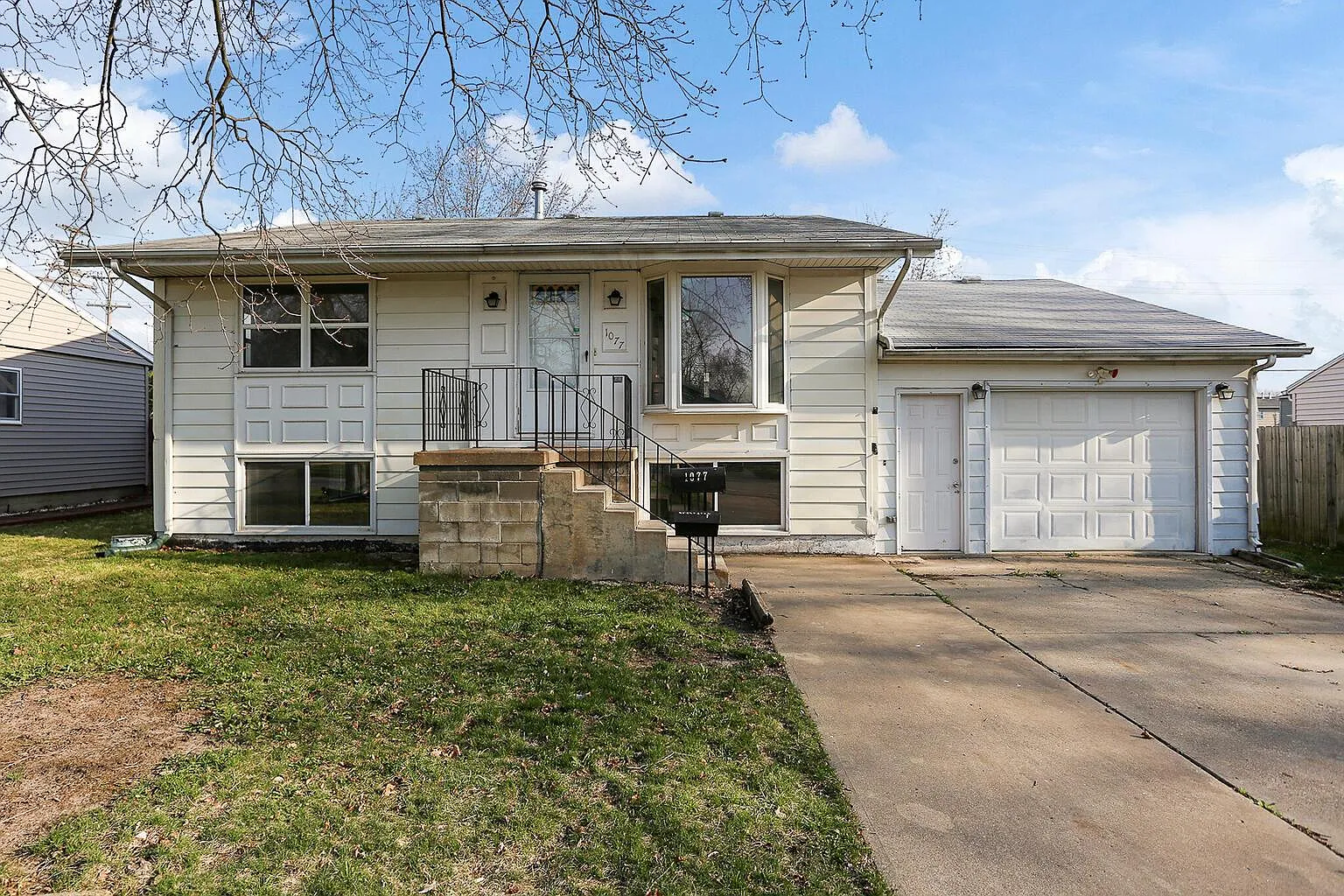 1077 Briarcliff Dr photo 1