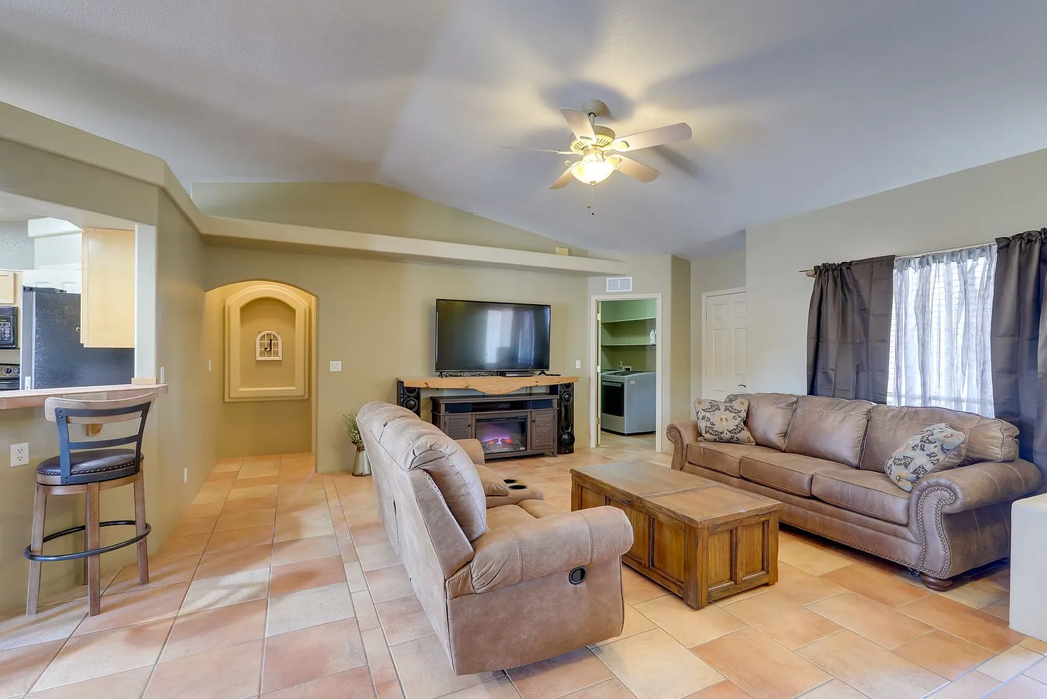 3 bed, 2.0 bath, 1496 sqft, $4,419 — Photo 2