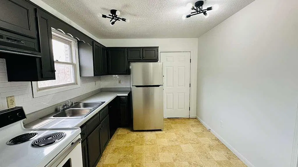 704 S 2nd St — Photo 1