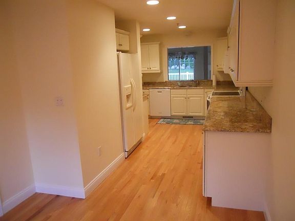 3rd image of 877 Auburnville Way APT E5