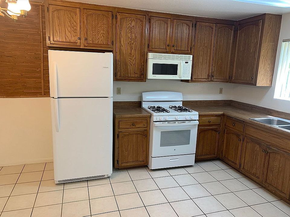 2nd image of 4748-50 33rd St