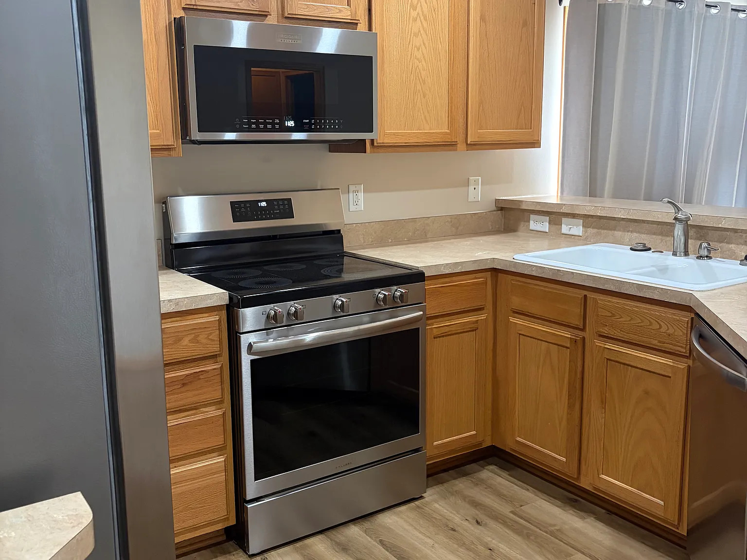 3 bed, 2400 sqft, $2,500 — Photo 2