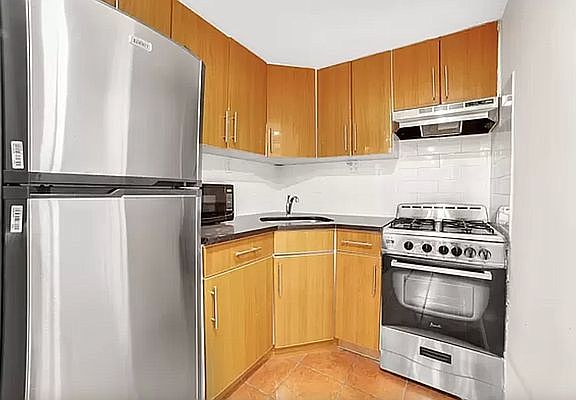 5th image of 313 E 78th St #1F