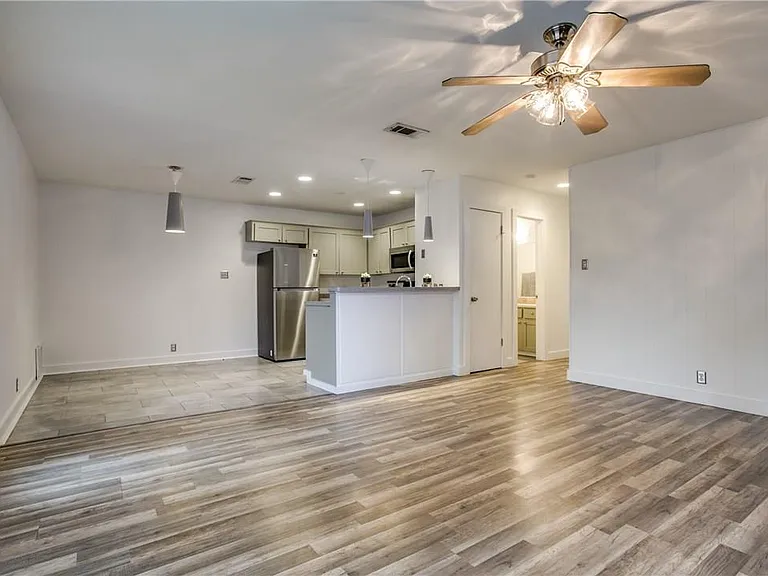 2313 La Casa Dr #B — Photo 8