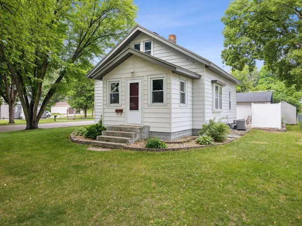 596 Jefferson St SE, Hutchinson, MN 55350