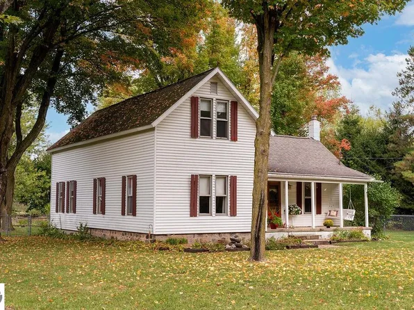 1227 E Washington Rd, Farwell, MI 48622