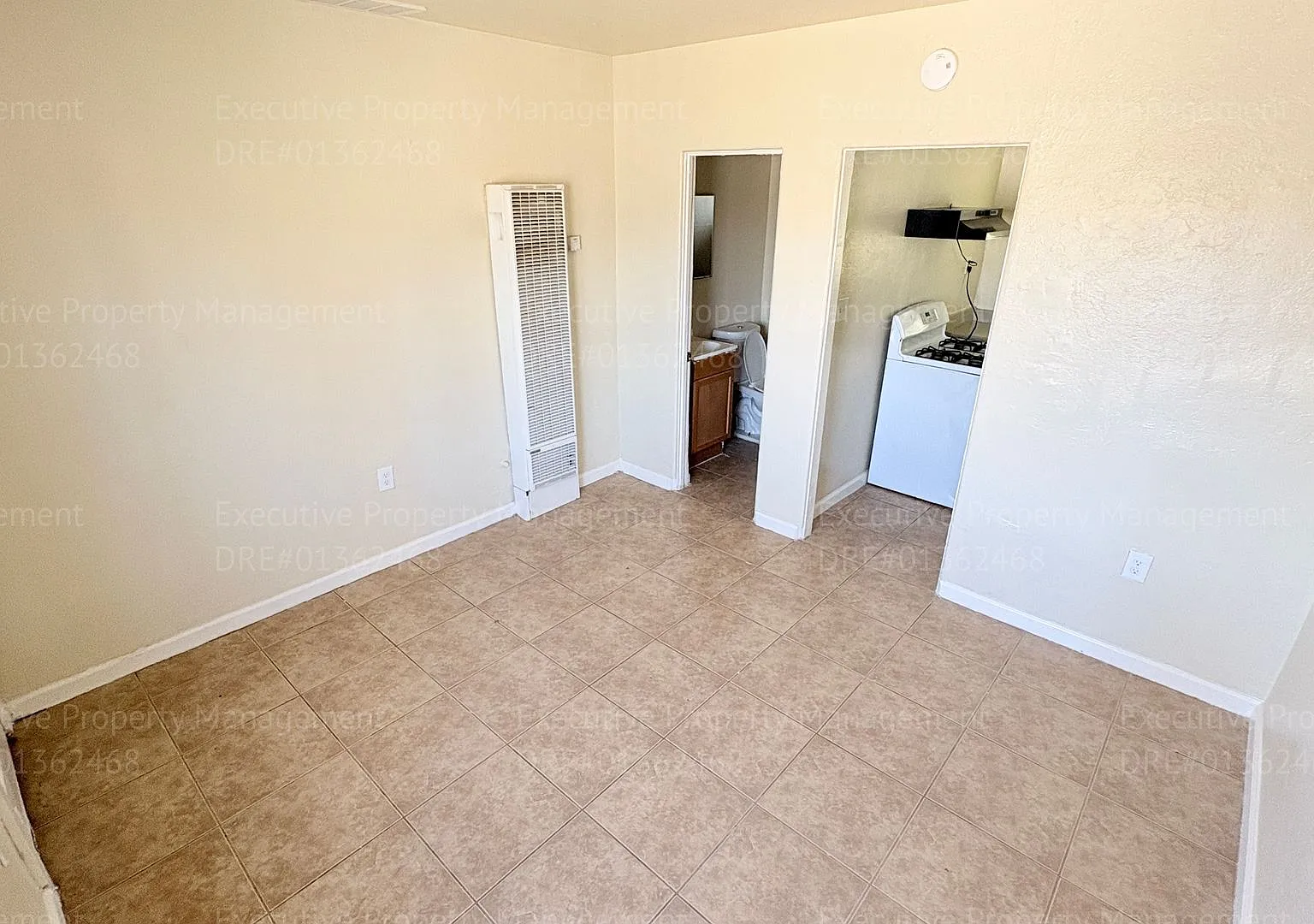 107 E 8th St — Photo 3