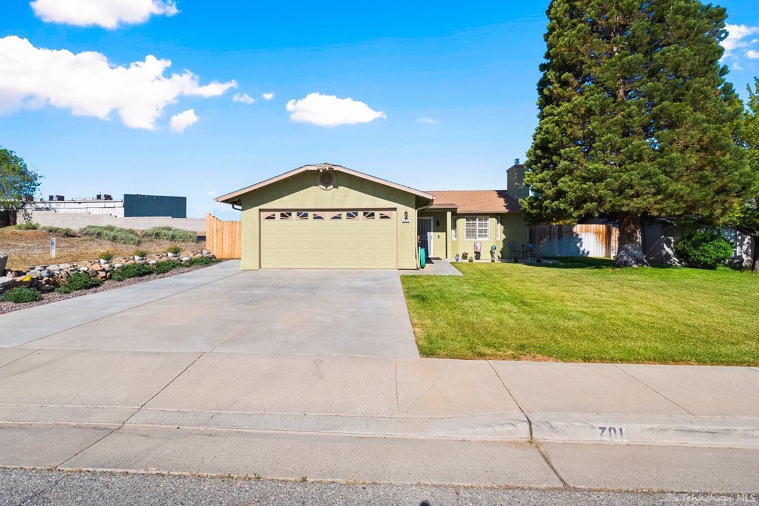 701 Las Colinas St, Tehachapi, CA 93561 | Zillow