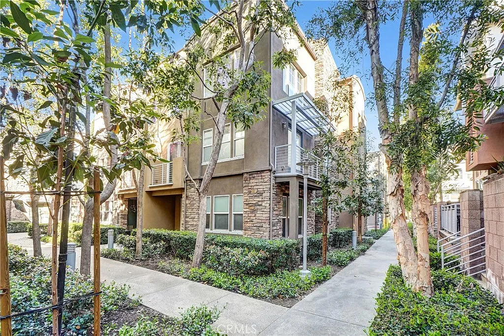 2 bed, 3.5 bath, 1829 sqft, $4,300 — Photo 1