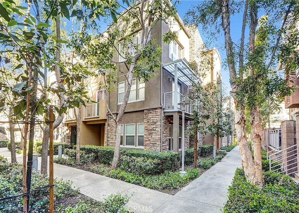 226 E Jeanette Ln