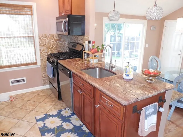 65 Fernwood Cres — Photo 8