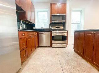 24-19 33rd St #1F, Astoria, NY 11103