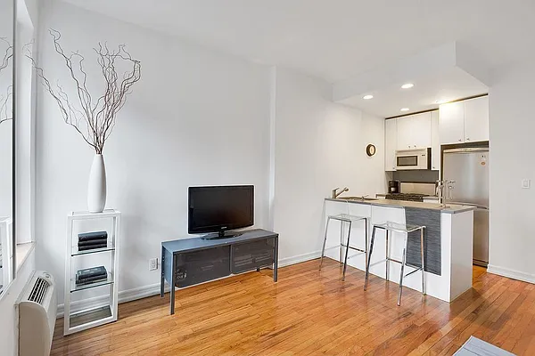 Rented by Yuan Jessica Chuang, LREB | media 14