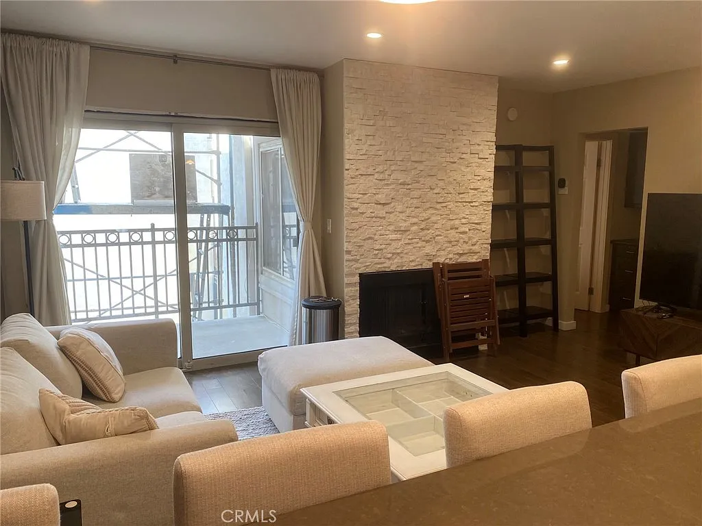 1 bed, 640 sqft, $3,300 — Photo 3