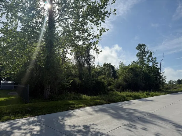 2211 Waco St, Dayton, TX 77535