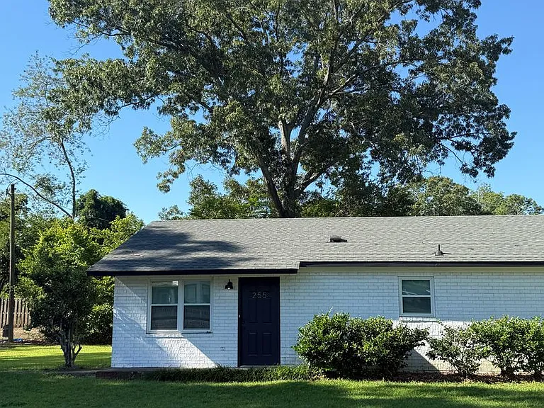 255 S Hicks St — Photo 1