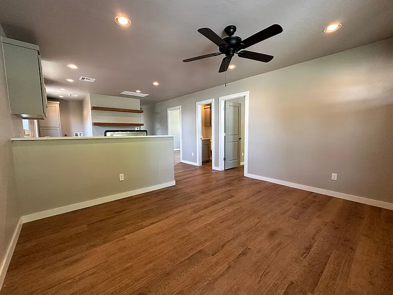 5008 N Asbury Ave — Photo 4