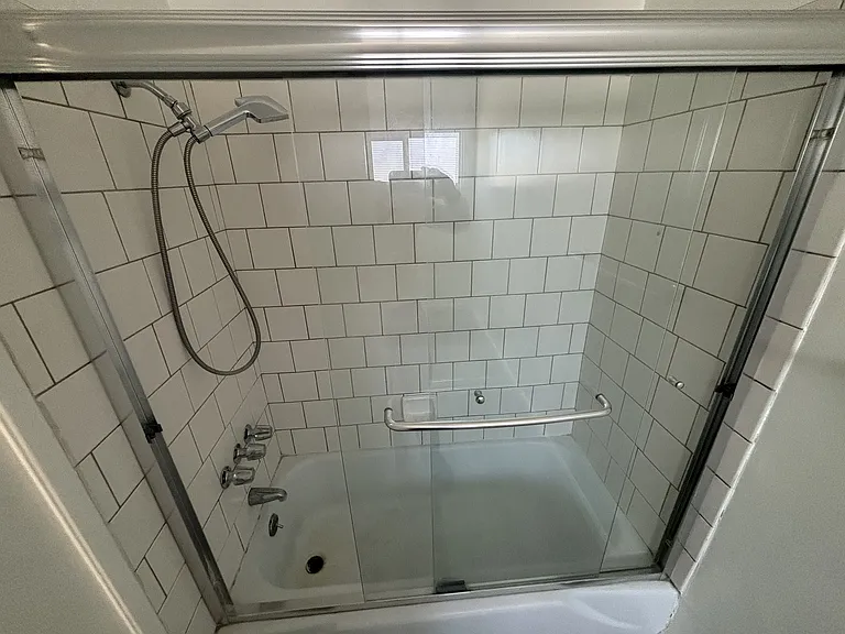 1120 E 2nd St #9 — Photo 6