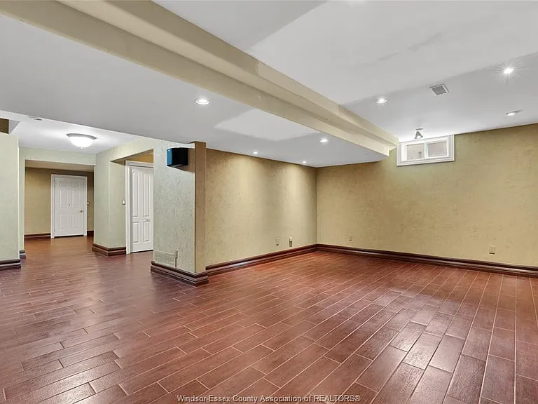 1585 Stoneybrook Cres — Photo 38