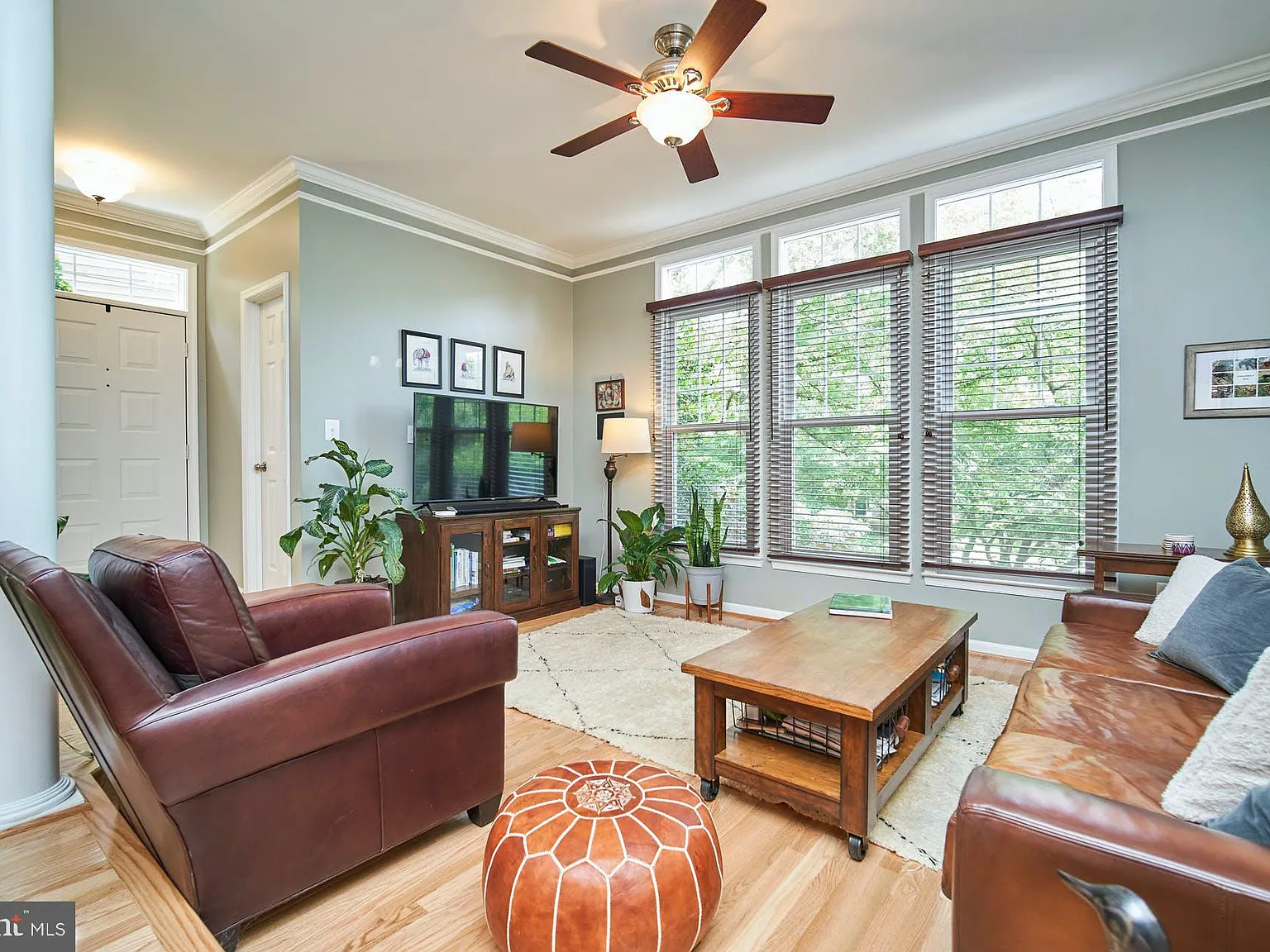 3 bed, 4.0 bath, 1907 sqft, $3,600 — Photo 2
