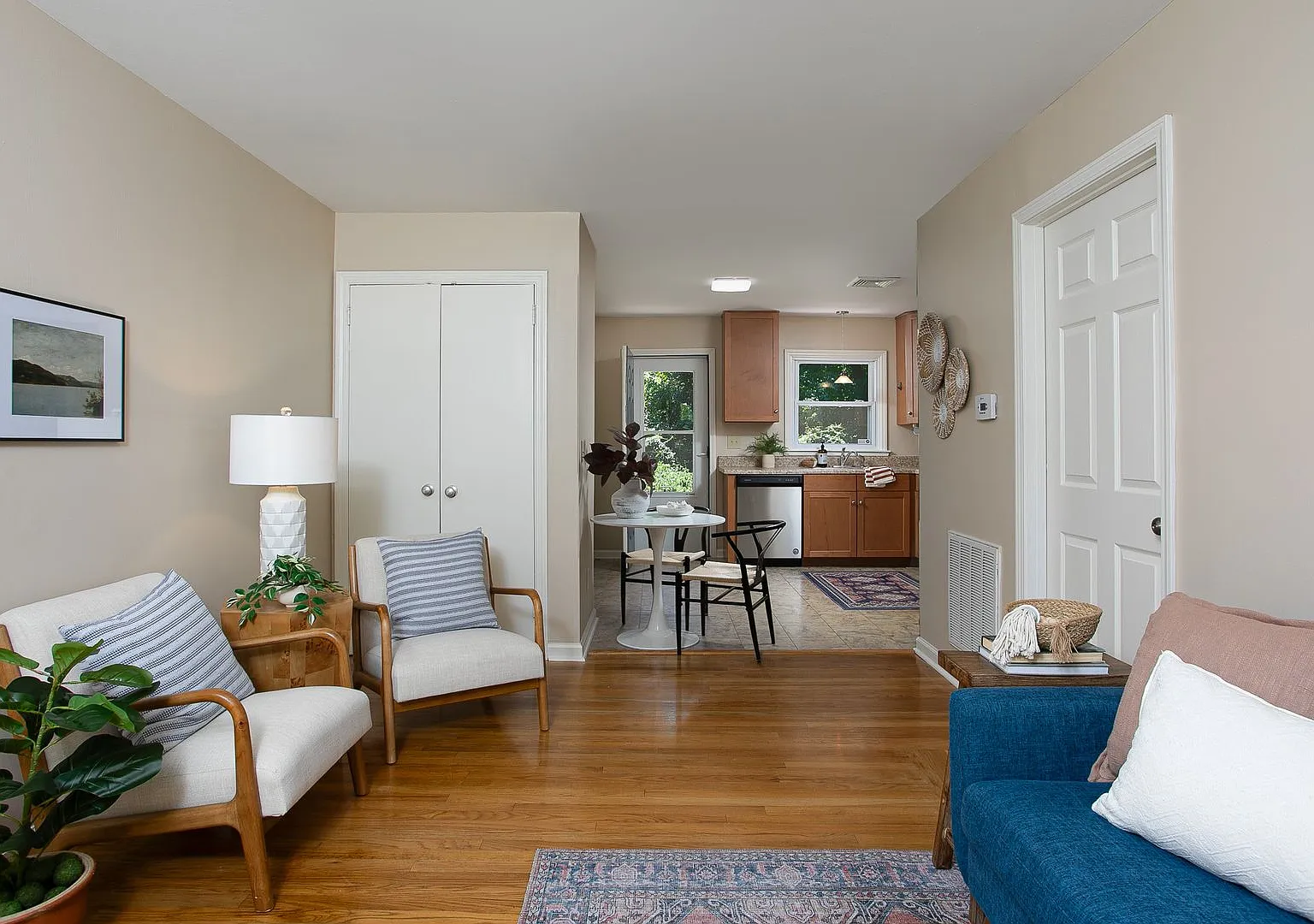 Spacious 1 Bedroom Duplex close to UNC Campus - Updated, Pet Friendly, Private Wooded Lot! — Photo 3