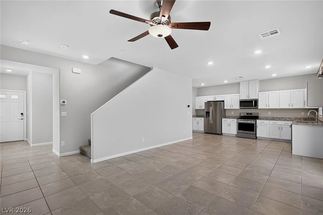 4 bed, 2.5 bath, 1674 sqft, $2,515 — Photo 2